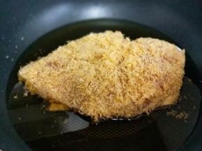 起油锅，放入鸡排，小火慢炸。