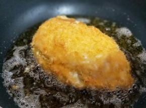 炸至两面金黄，即可出锅。