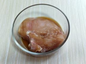 之后将鸡胸肉放入器具中，放入调味料腌制15分钟。