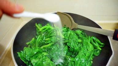 盐调味，翻炒均匀出锅