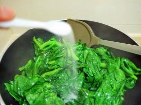 盐调味，翻炒均匀出锅