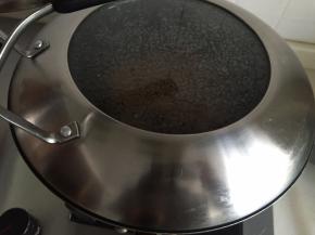 然后加盖。中火，不停的摇动锅