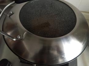 然后加盖。中火，不停的摇动锅