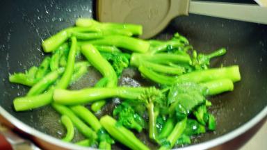 油热放入芥兰梗略微翻炒