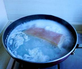 五花肉冷水下锅去掉血末，再用热水冲洗干净