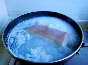 五花肉冷水下锅去掉血末，再用热水冲洗干净
