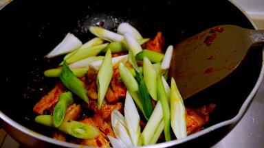 加入青蒜蒜白翻炒片刻，加白糖、盐调味