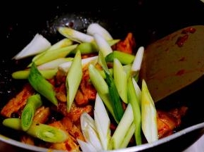 加入青蒜蒜白翻炒片刻，加白糖、盐调味