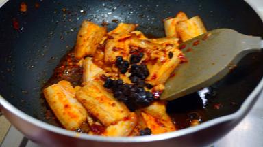 加入豆豉，炒出五花肉的油