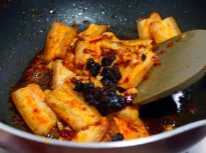 加入豆豉，炒出五花肉的油