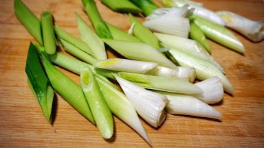 青蒜白用刀拍两下，切斜寸段，青蒜叶也是切寸段