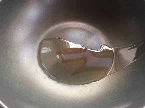 不沾锅里放入10克油，烧热