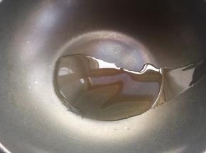 不沾锅里放入10克油，烧热