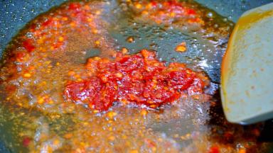 油热加入郫县豆瓣酱炒出红油