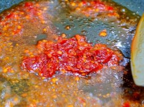 油热加入郫县豆瓣酱炒出红油