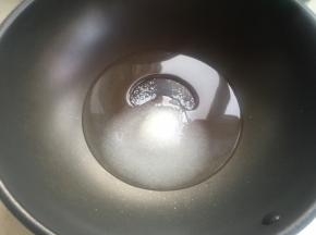 锅里放入水和细砂糖