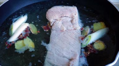 热水下锅，加入炖肉的所有食材。大火煮滚转小火慢炖五十分钟，捞出备用