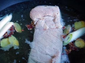 热水下锅，加入炖肉的所有食材。大火煮滚转小火慢炖五十分钟，捞出备用