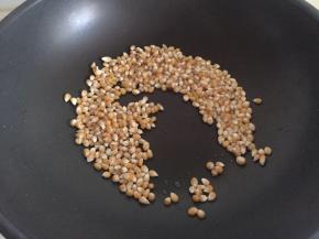 放入玉米粒翻炒30-60秒（我的玉米粒有水，需烧干水分）