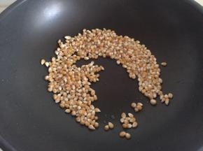 放入玉米粒翻炒30-60秒（我的玉米粒有水，需烧干水分）