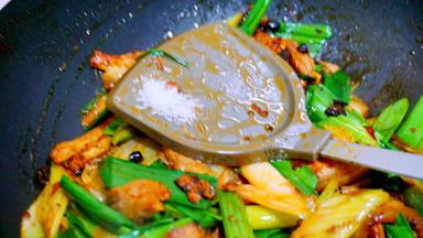 撒入味精翻炒均匀出锅