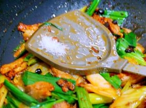 撒入味精翻炒均匀出锅