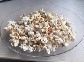 倒出爆米花放一边