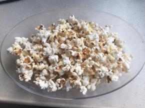 倒出爆米花放一边