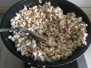 倒入爆米花，关火翻匀即可