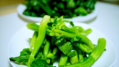 芥兰清洗干净，控干水分，把梗与叶分开装盘