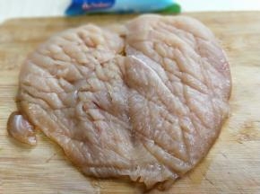 用刀背敲打，这样鸡胸肉比较容易入味，还有就是炸出来肉质酥松。