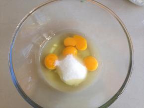 鸡蛋隔热水加温到差不多40度，加入糖