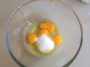 鸡蛋隔热水加温到差不多40度，加入糖