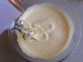 用电动打蛋器打发至滴落的蛋液画8字不会马上消失，大概打了5分钟