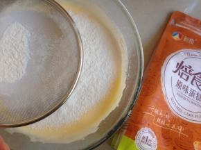 将已经提前过筛的面粉，分三次过筛进去，拌好了再过筛下一次，面粉要均匀平铺在打发好的蛋液上面，不要堆积在一起