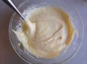 用刮刀顺着打蛋盆壁刮起面糊再倒回盆里，并逆时针转动打蛋盆