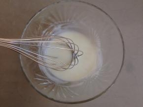 27克牛奶和油倒入另一个碗里，用手动打蛋器混合，乳化好，水油不分离