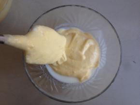 勺一大勺面糊放进牛奶油混合物里，先拌好