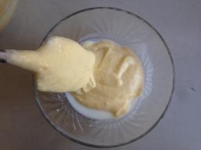 勺一大勺面糊放进牛奶油混合物里，先拌好