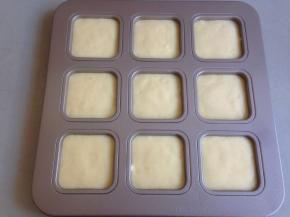 装入法焙客9连方型蛋糕模具里，震出气泡