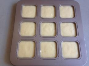 装入法焙客9连方型蛋糕模具里，震出气泡