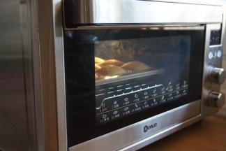 放入已经预热好160度的东菱K40C烤箱中下层，烘烤25分钟左右