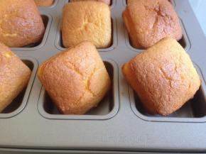 做好的蛋糕取出晾凉