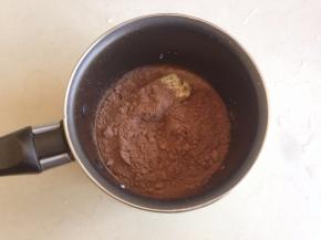 黄油、糖粉、牛奶、可可粉都倒入不粘奶锅里