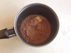 黄油、糖粉、牛奶、可可粉都倒入不粘奶锅里