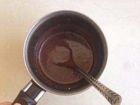 小火加热，一边加热一边搅拌，成巧克力酱