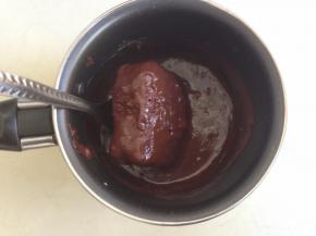 将蛋糕放入，蘸满巧克力酱