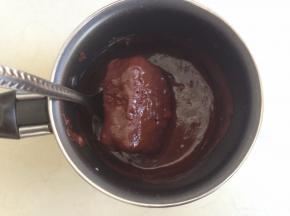 将蛋糕放入，蘸满巧克力酱