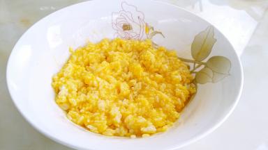 搅拌均匀，让每一粒米都裹上一层蛋液，静止1到2个小时。