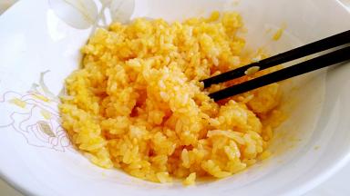 蛋液已经被米粒吸收，变的粒粒分明。